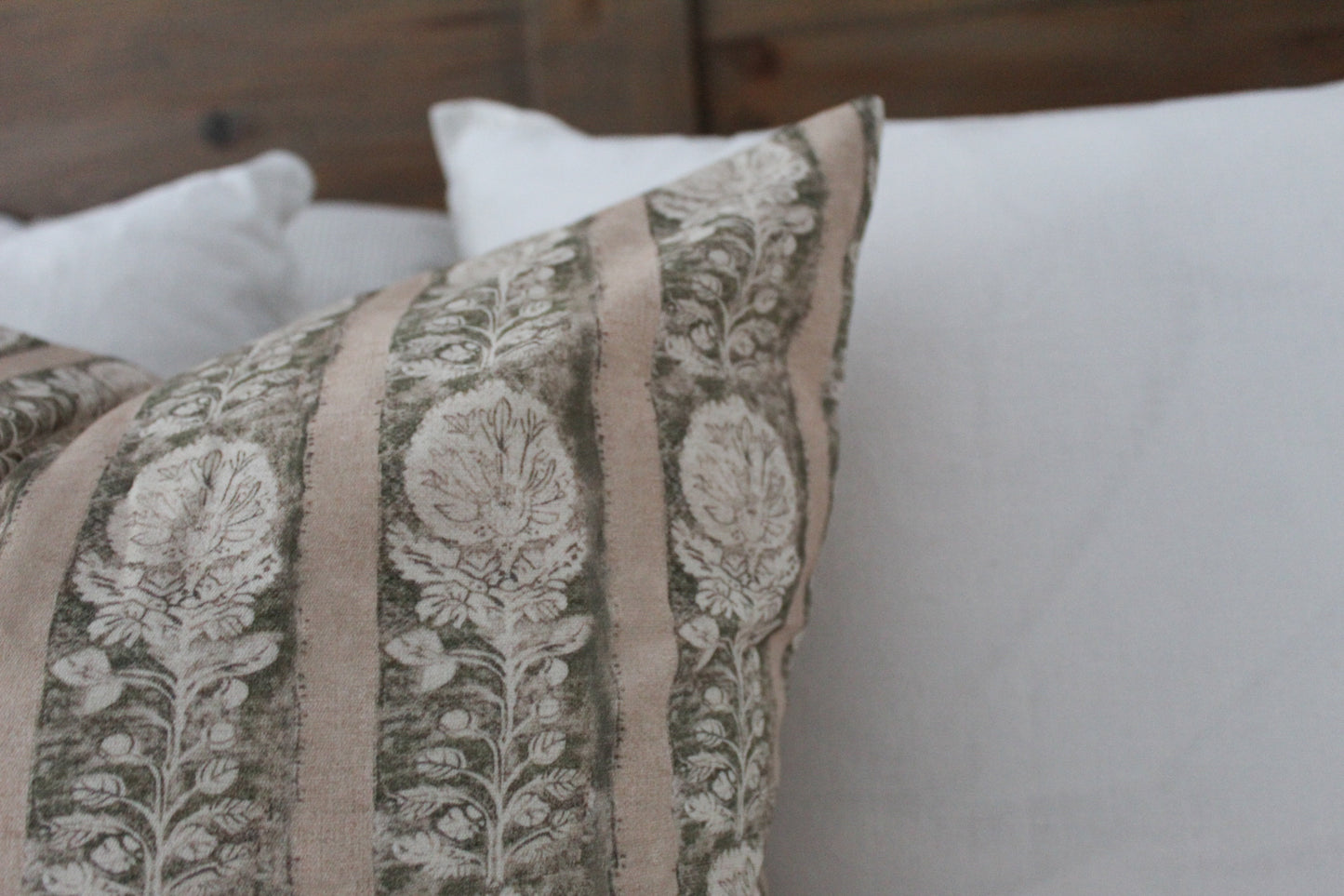 Green patterned floral cushion 50x50cm