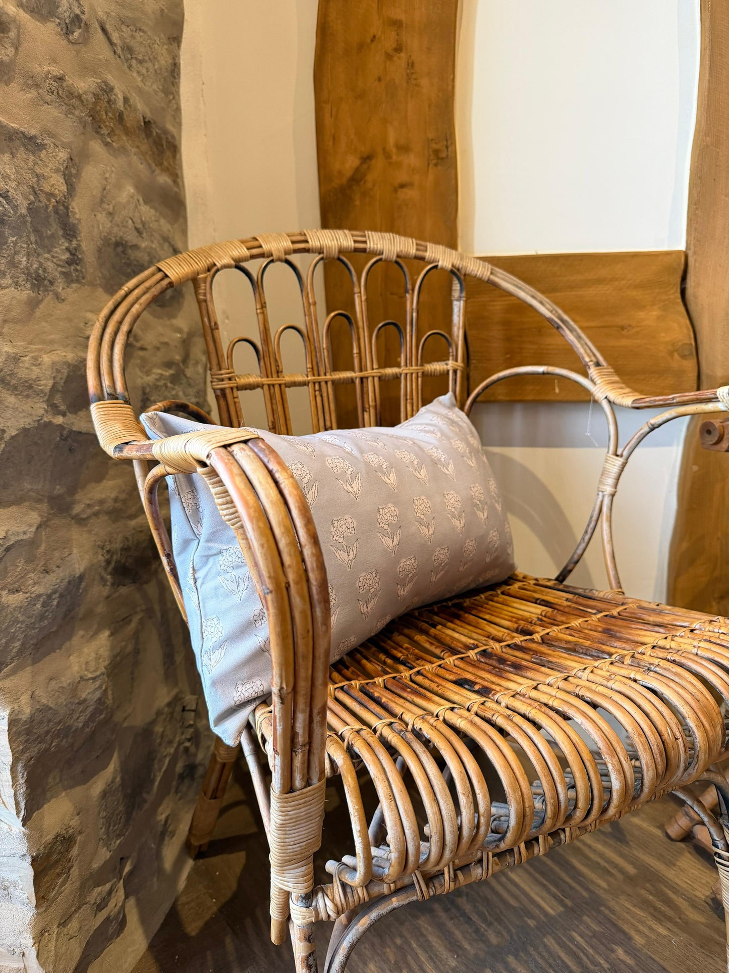 Floral Print Grey Lumbar Cushion Cover: Farmhouse Style (50x30cm)