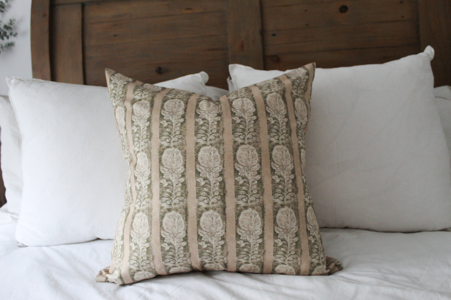 Green patterned floral cushion 50x50cm