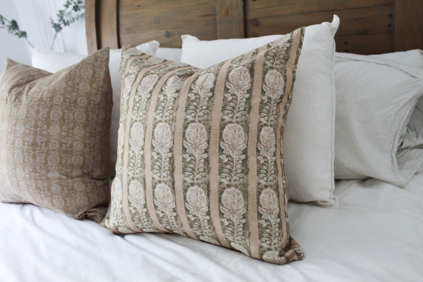 Green patterned floral cushion 50x50cm