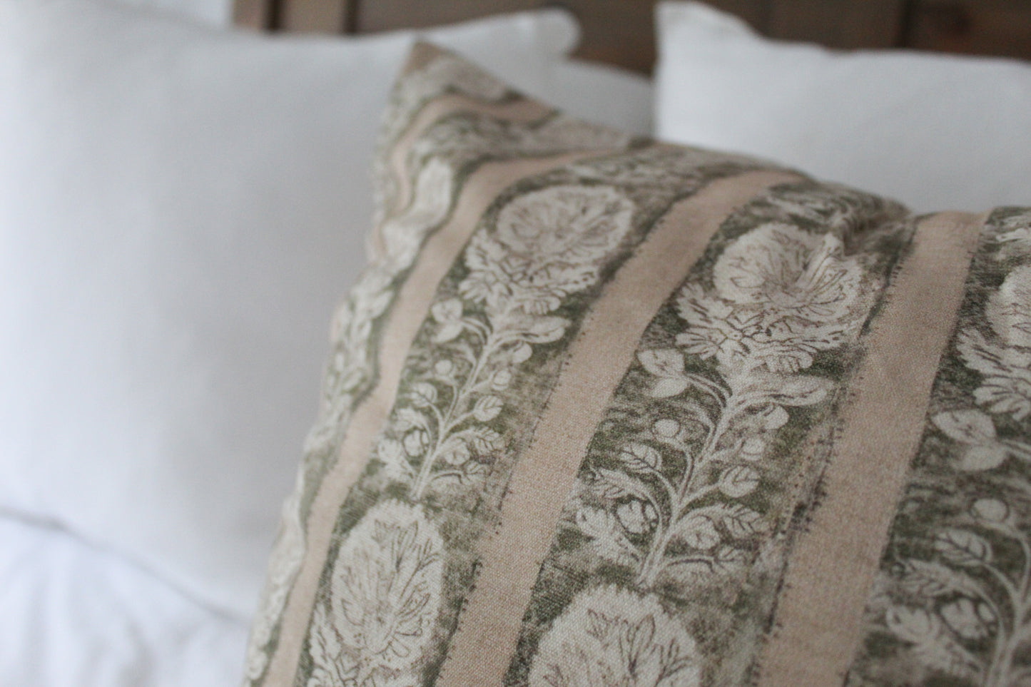 Green patterned floral cushion 50x50cm