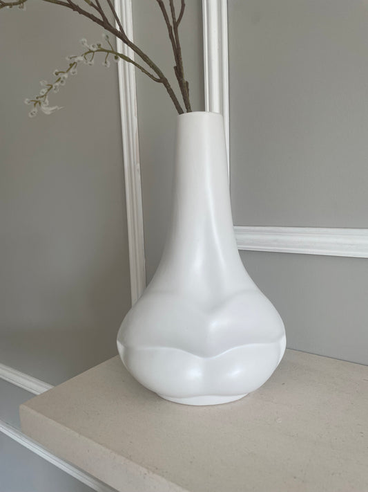 Lips vase in white