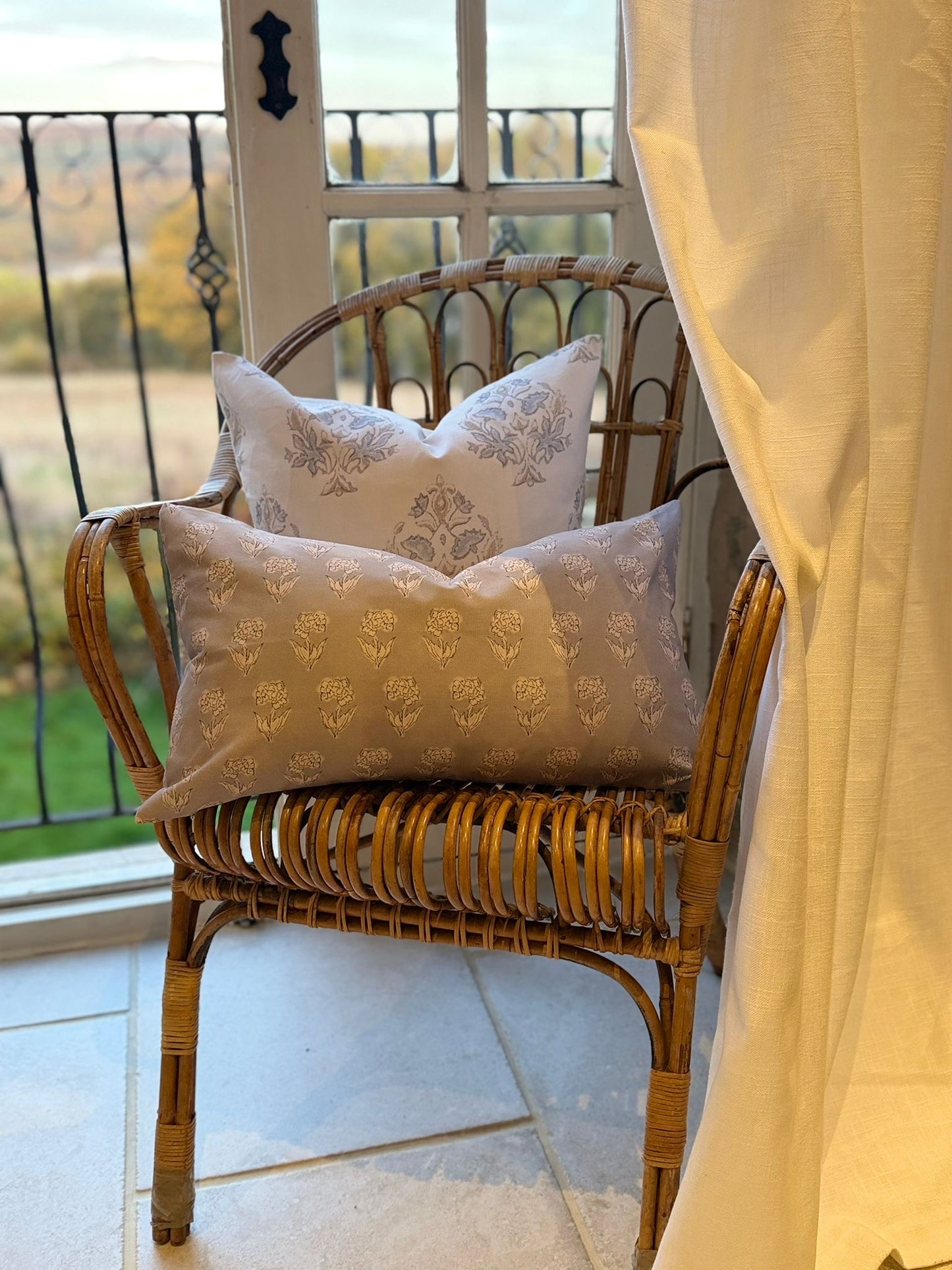 Floral Print Grey Lumbar Cushion Cover: Farmhouse Style (50x30cm)