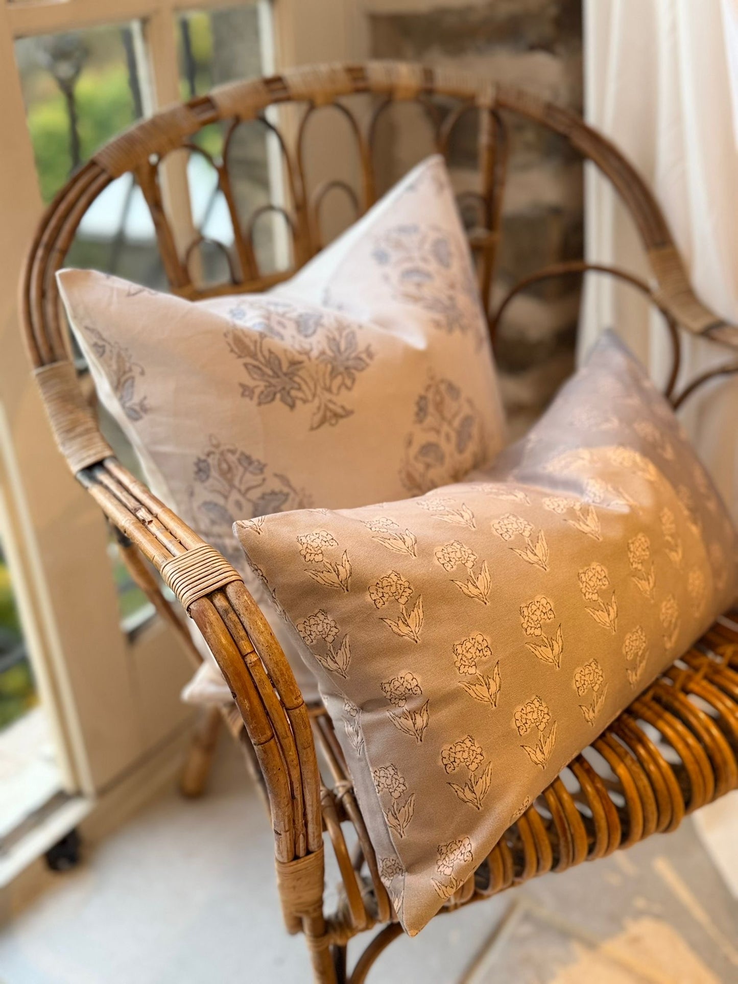 Floral Print Grey Lumbar Cushion Cover: Farmhouse Style (50x30cm)