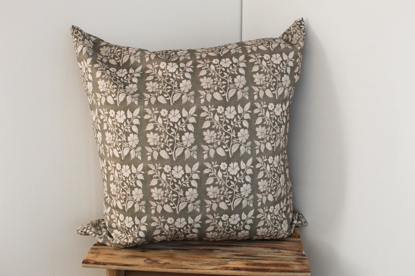 Green patterned floral 50x50cm cotton cushion cover