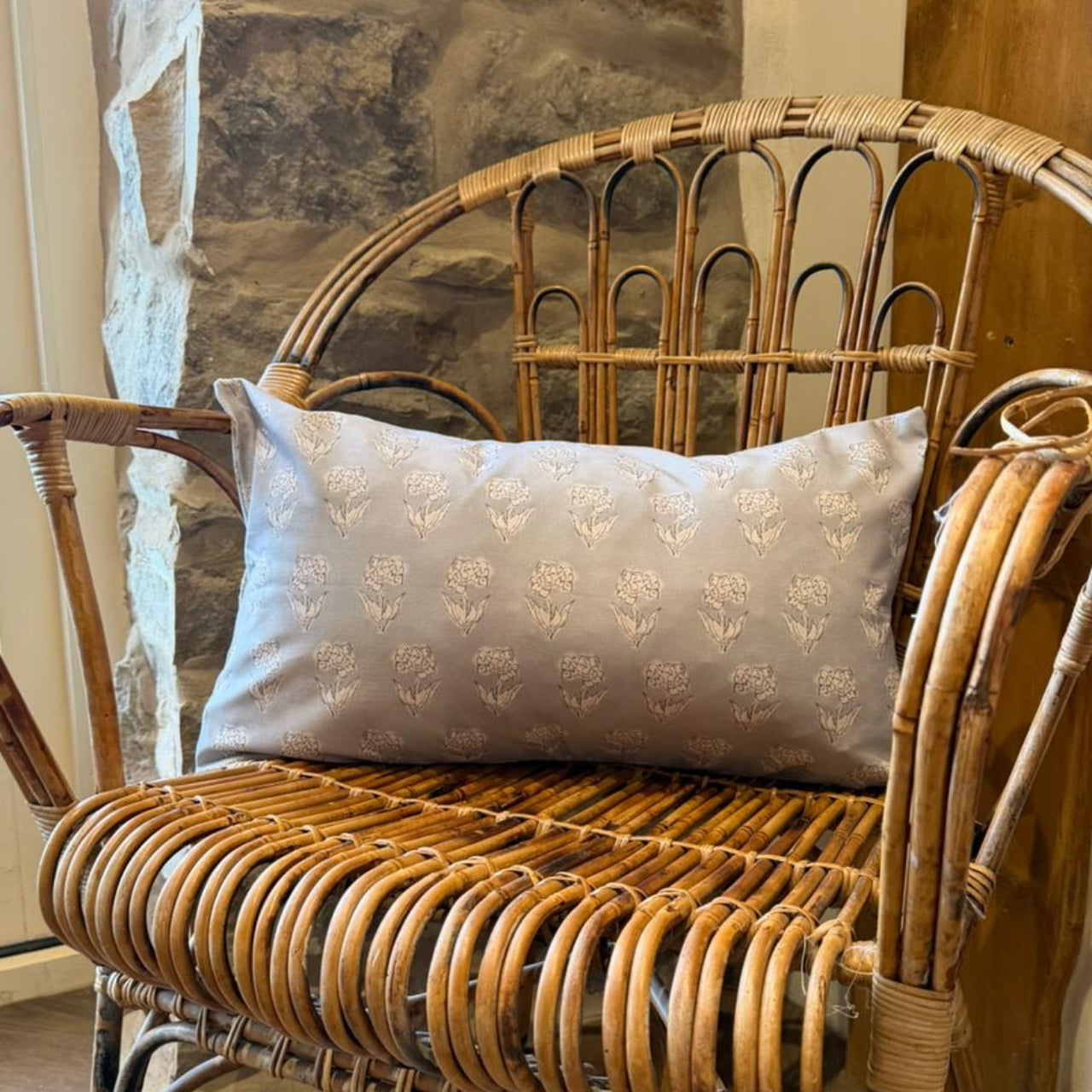 Floral Print Grey Lumbar Cushion Cover: Farmhouse Style (50x30cm)