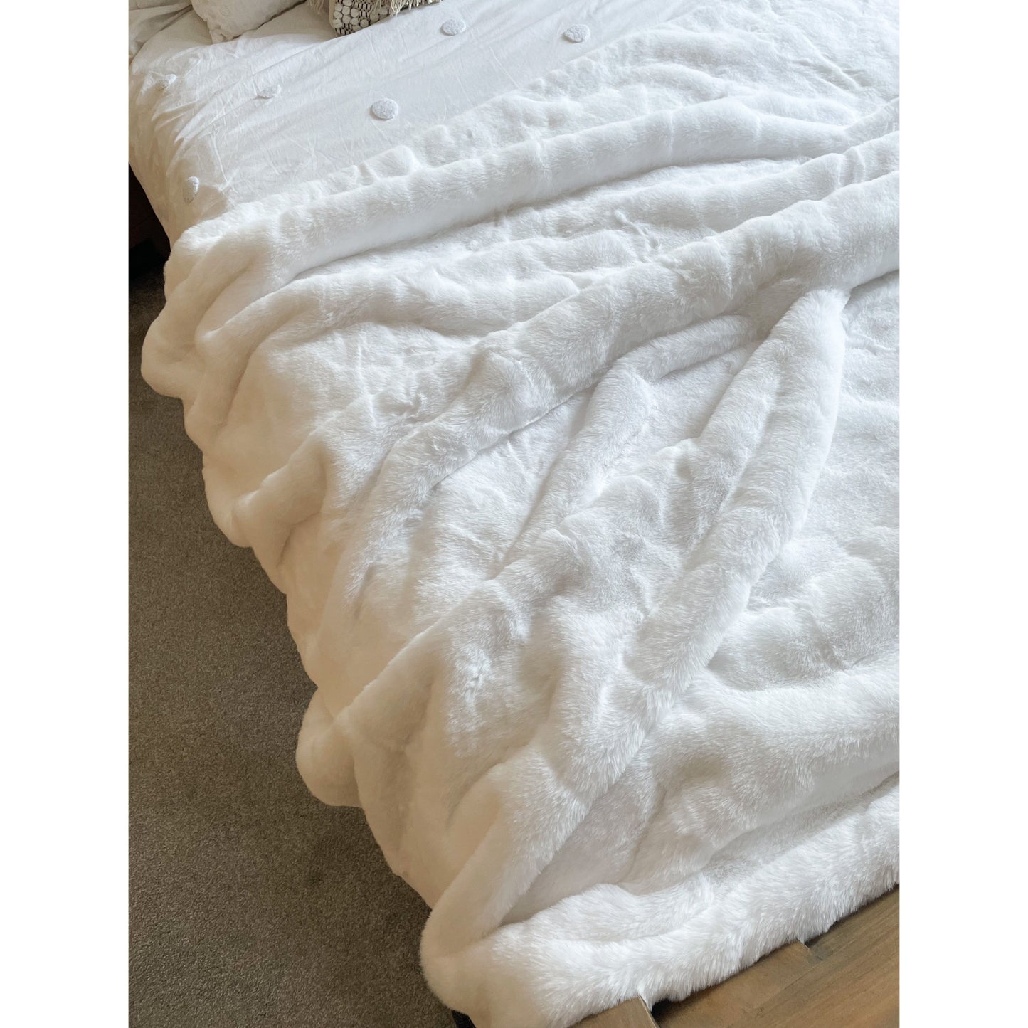 WHITE POLA BEAR FAUX FUR THROW