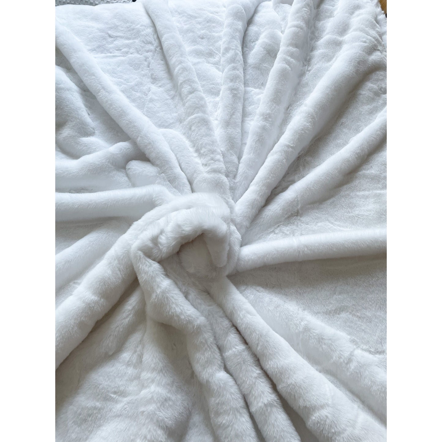 WHITE POLA BEAR FAUX FUR THROW